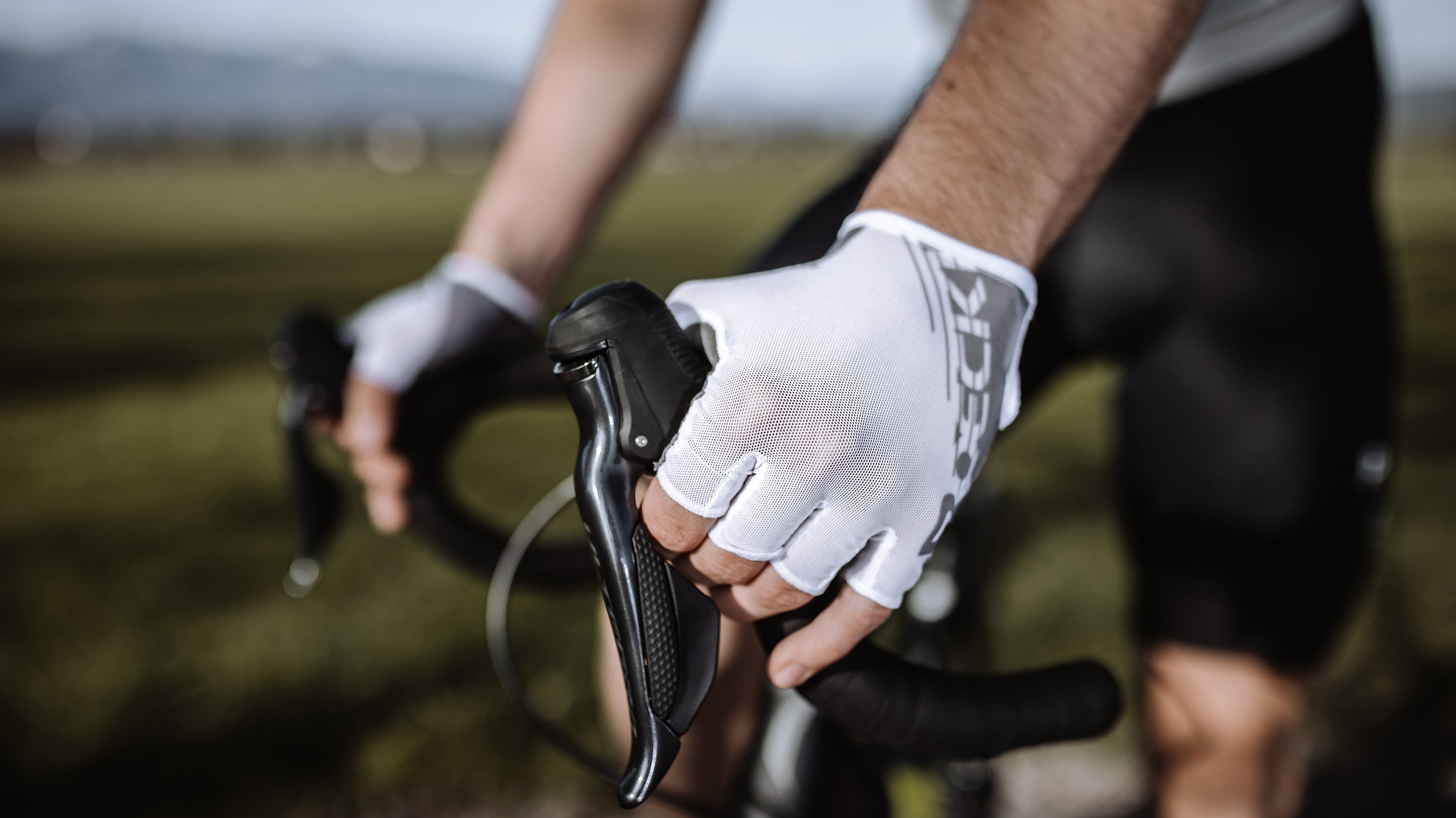 Ein Mann fährt auf einem Rennrad.