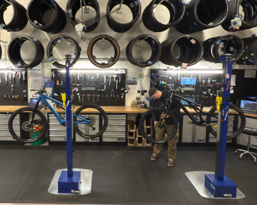 Ein Mitarbeiter der Firma Kuhn arbeitet in der Bike-Werkstatt an einem Fahrrad.