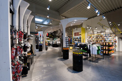 Foto aus dem Innenraum des Sport Kuhns, zu sehen sind mehrere Sportartikel.