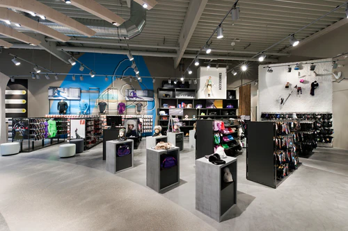 Foto aus dem Innenraum des Sport Kuhns, zu sehen sind mehrere Sportartikel.