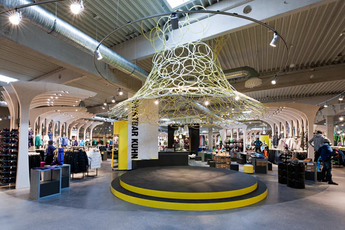 Foto aus dem Innenraum des Sport Kuhns, zu sehen sind mehrere Sportartikel.