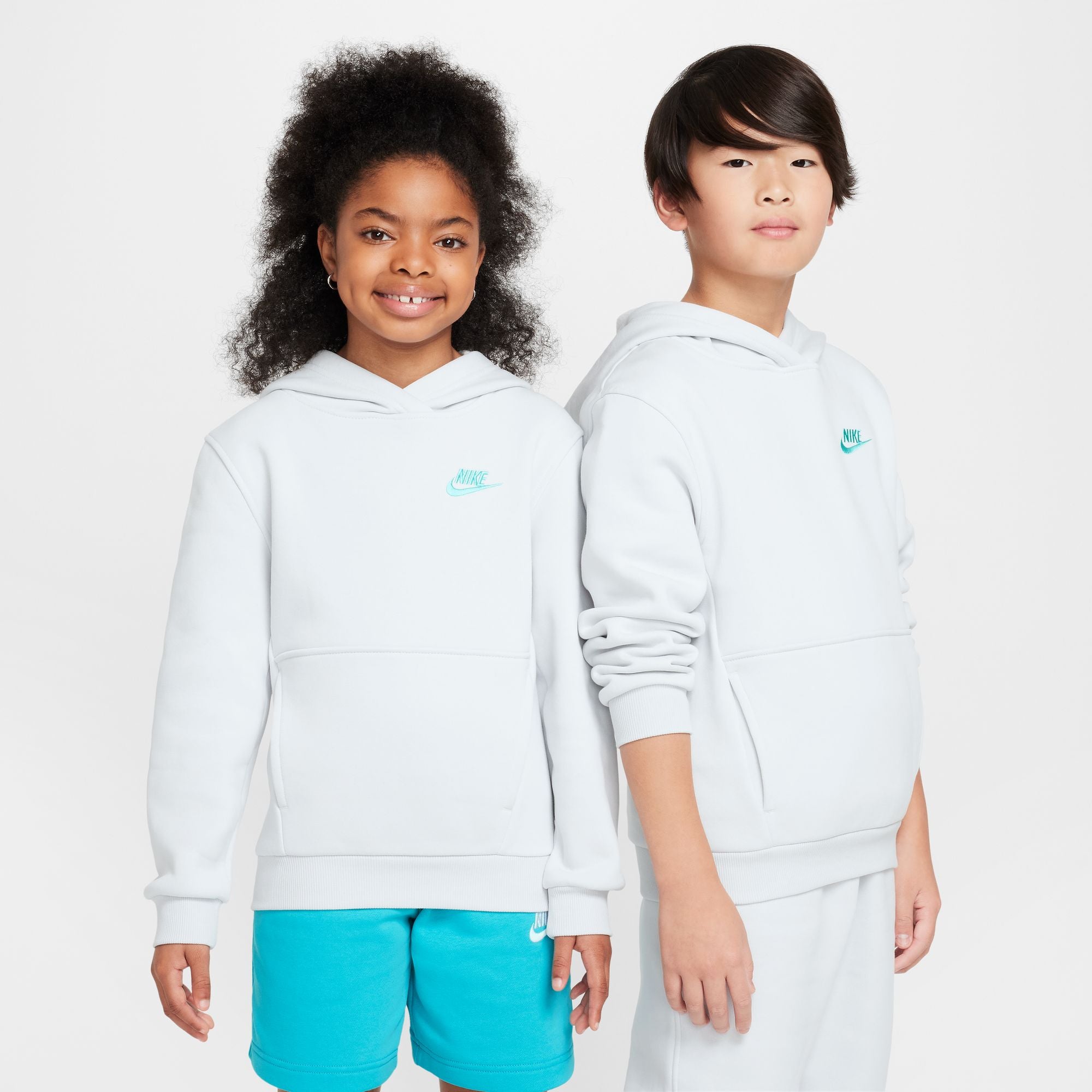 NIKE K NSW CLUB FLC HDY LBR Freizeitpullover NIKE PHOTON DUST/DYNAMIC TURQ XS