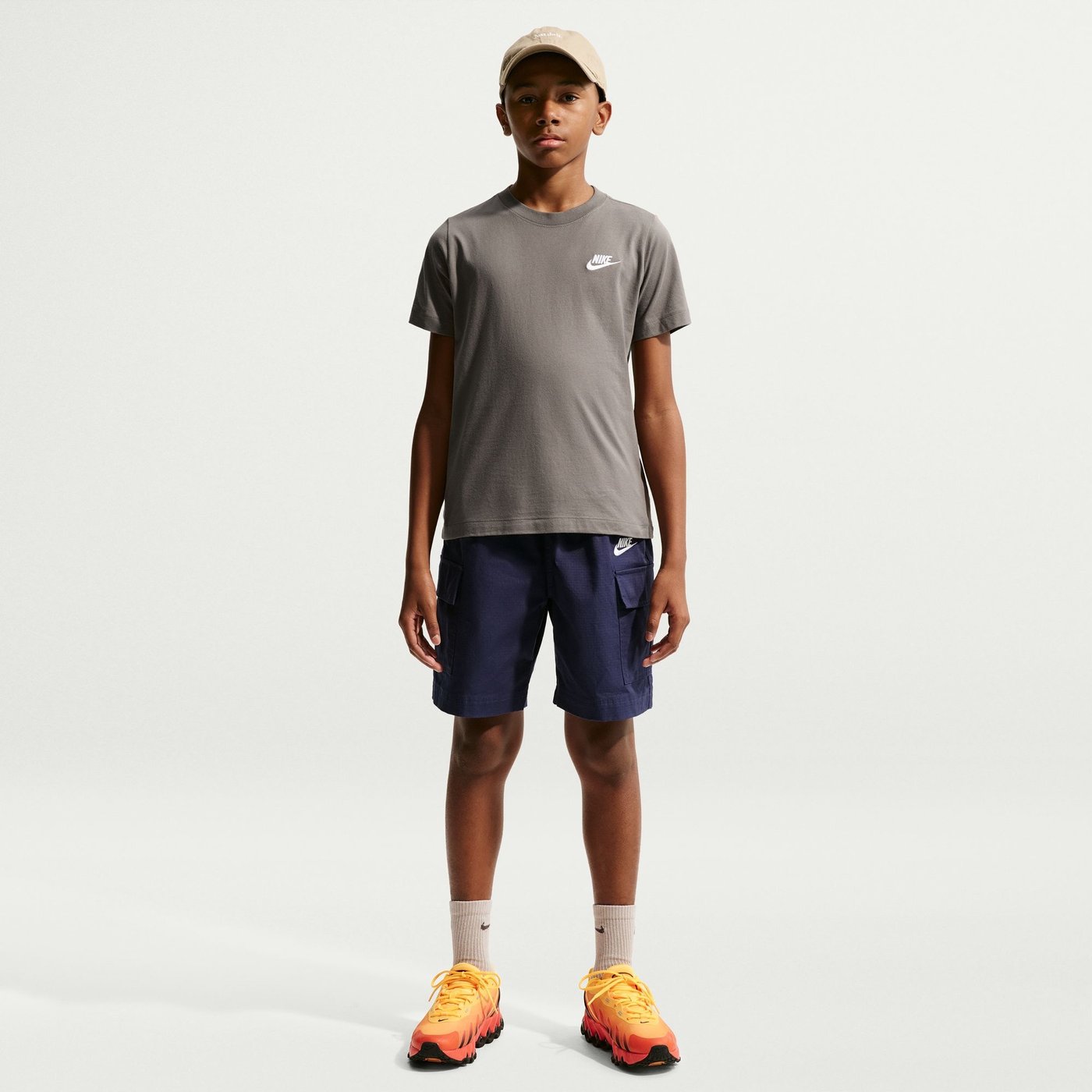 NIKE K NSW TEE EMB FUTURA LBR Freizeitshirts /-hemden NIKE CAVE STONE XS