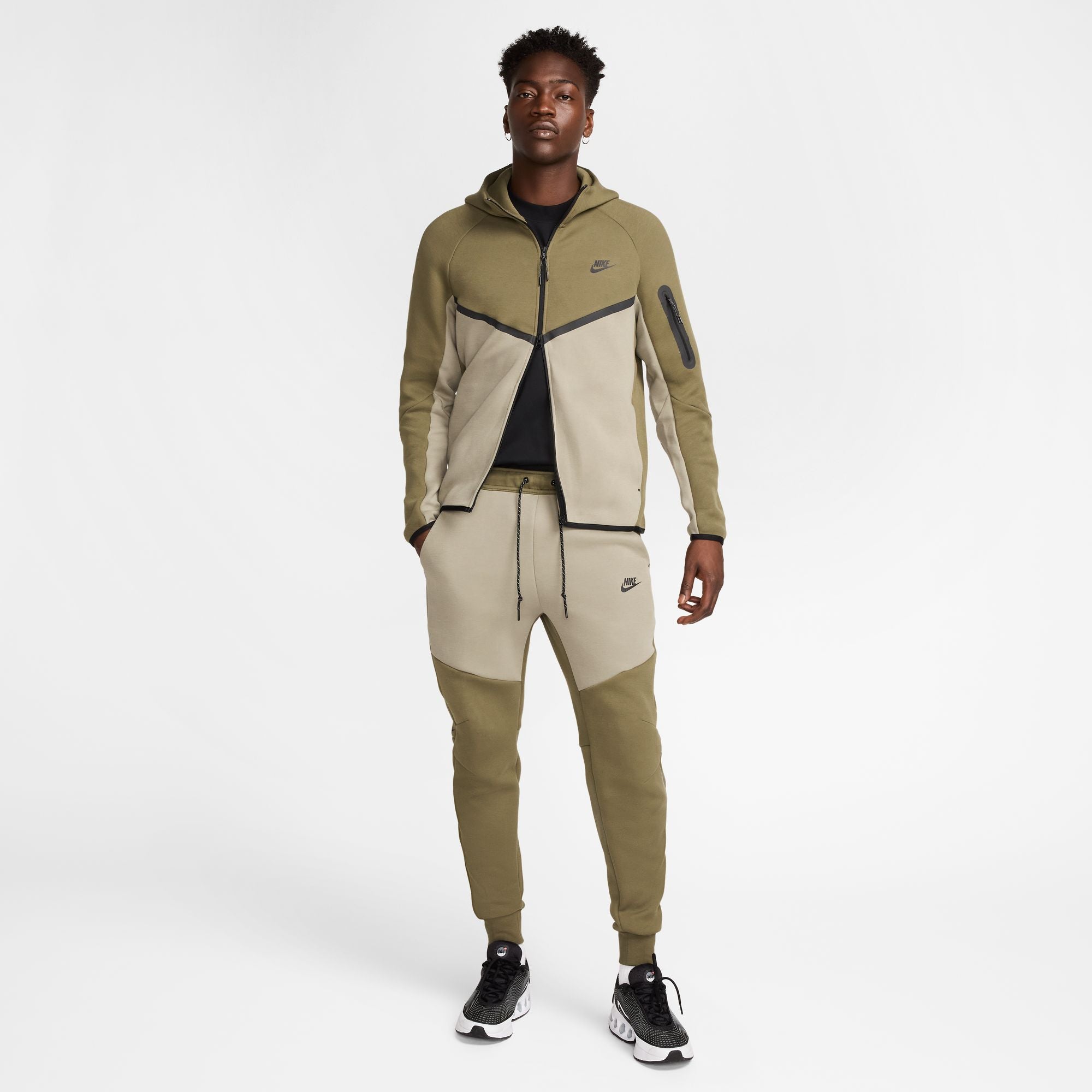 NIKE M NK TCH FLC JGGR Freizeithosen NIKE MEDIUM OLIVE/LIGHT ARMY/BL S