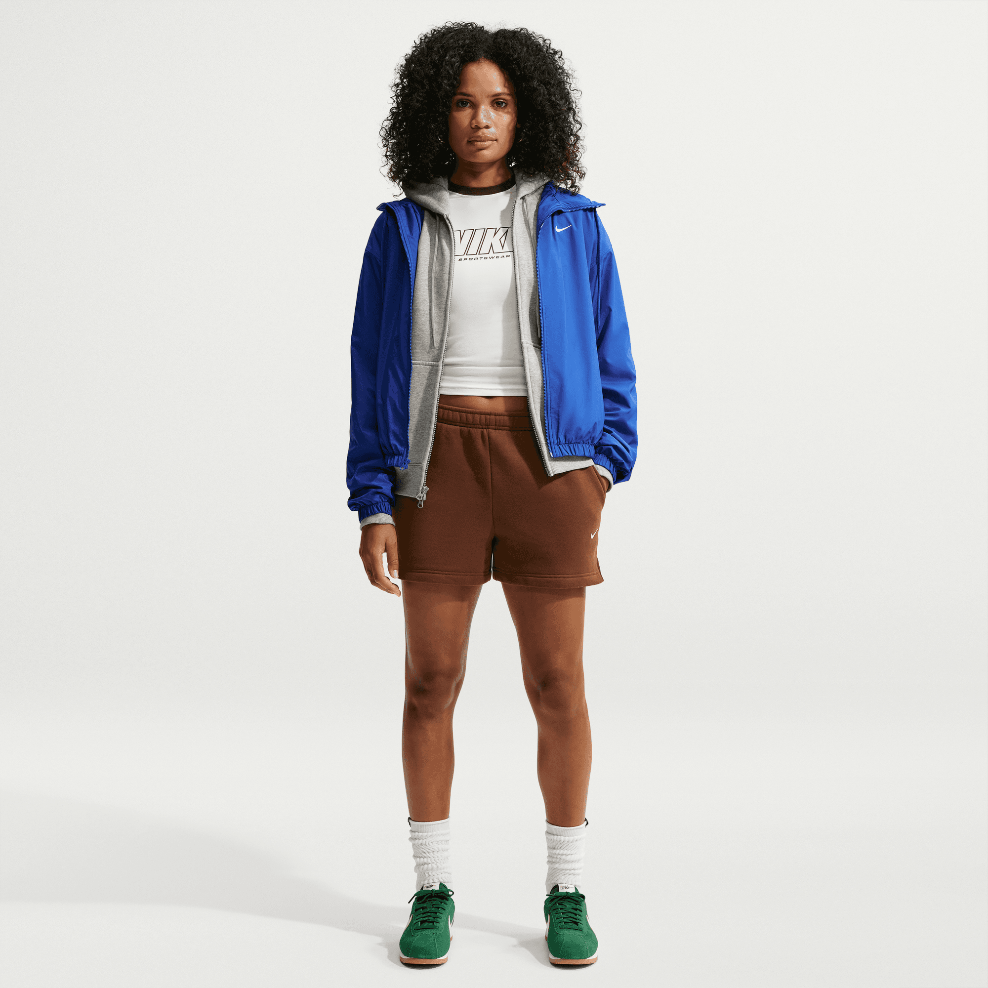 NIKE W NK STDO FLC MW MR STD 4 SHRT Hosen NIKE CACAO WOW/SAIL XS