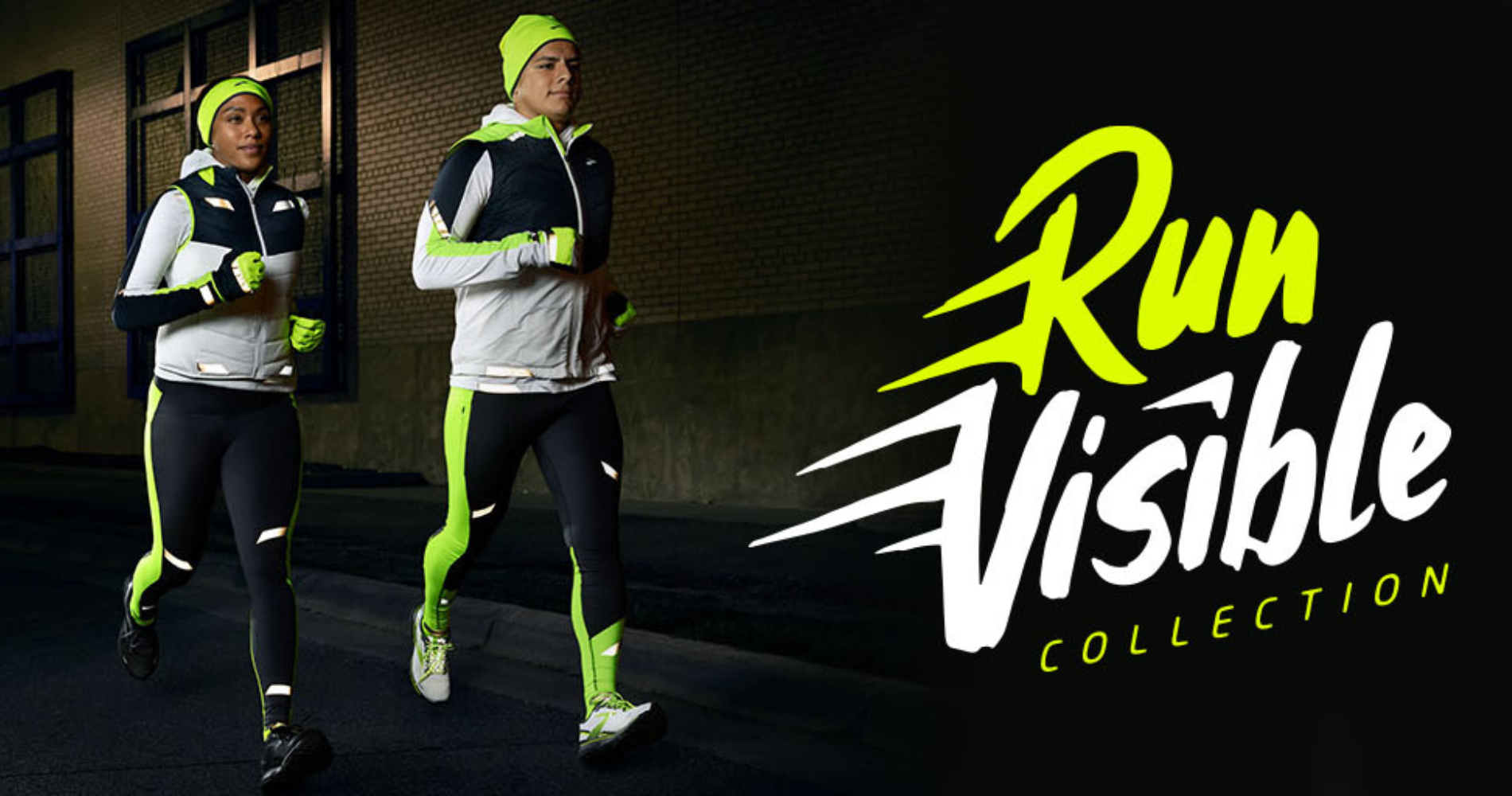 2 Personen laufen in Run Visible Bekleidung von Brooks durch die Dunkelheit.