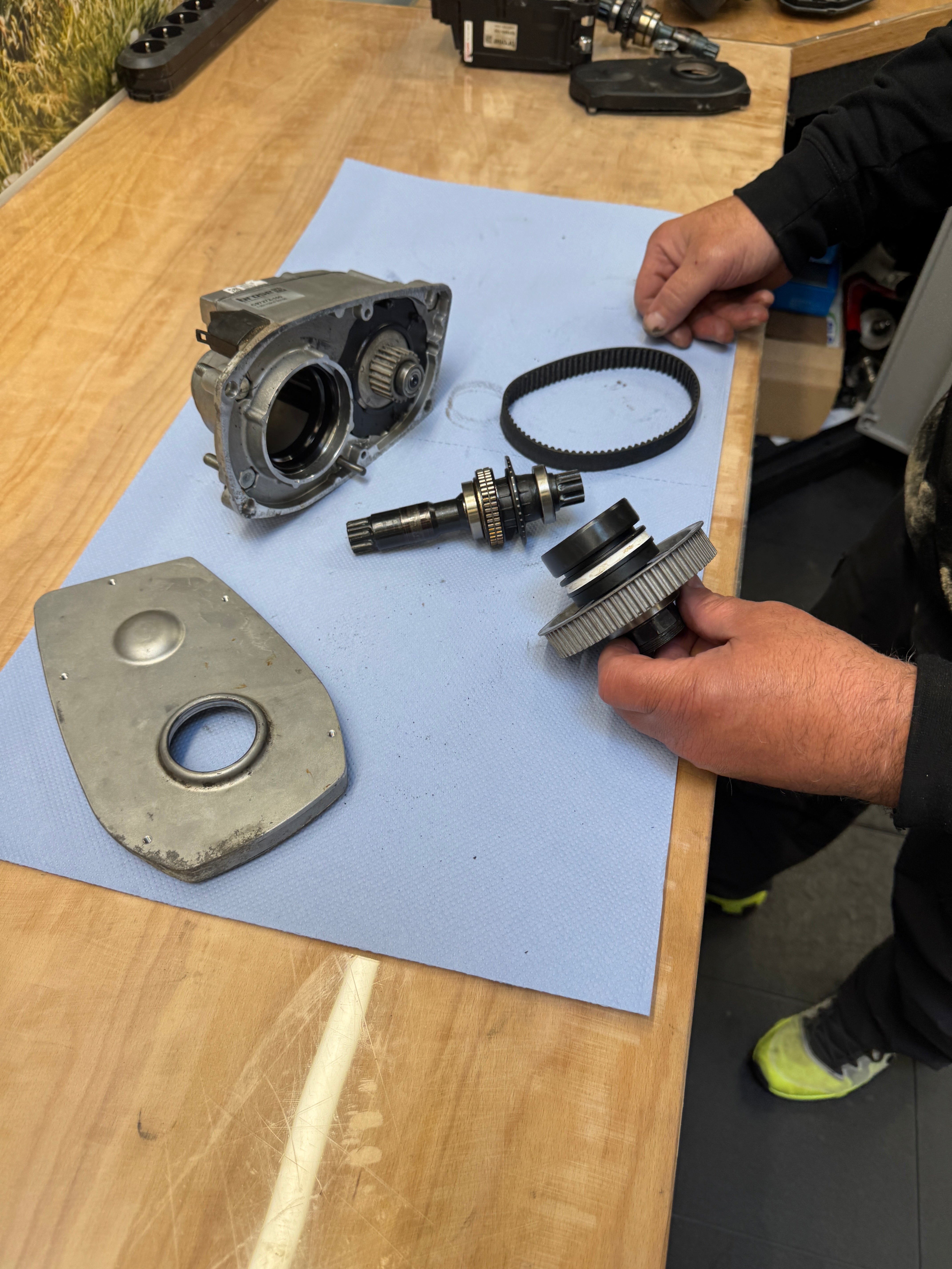 Ein Mitarbeiter baut einen Motor auseinander.