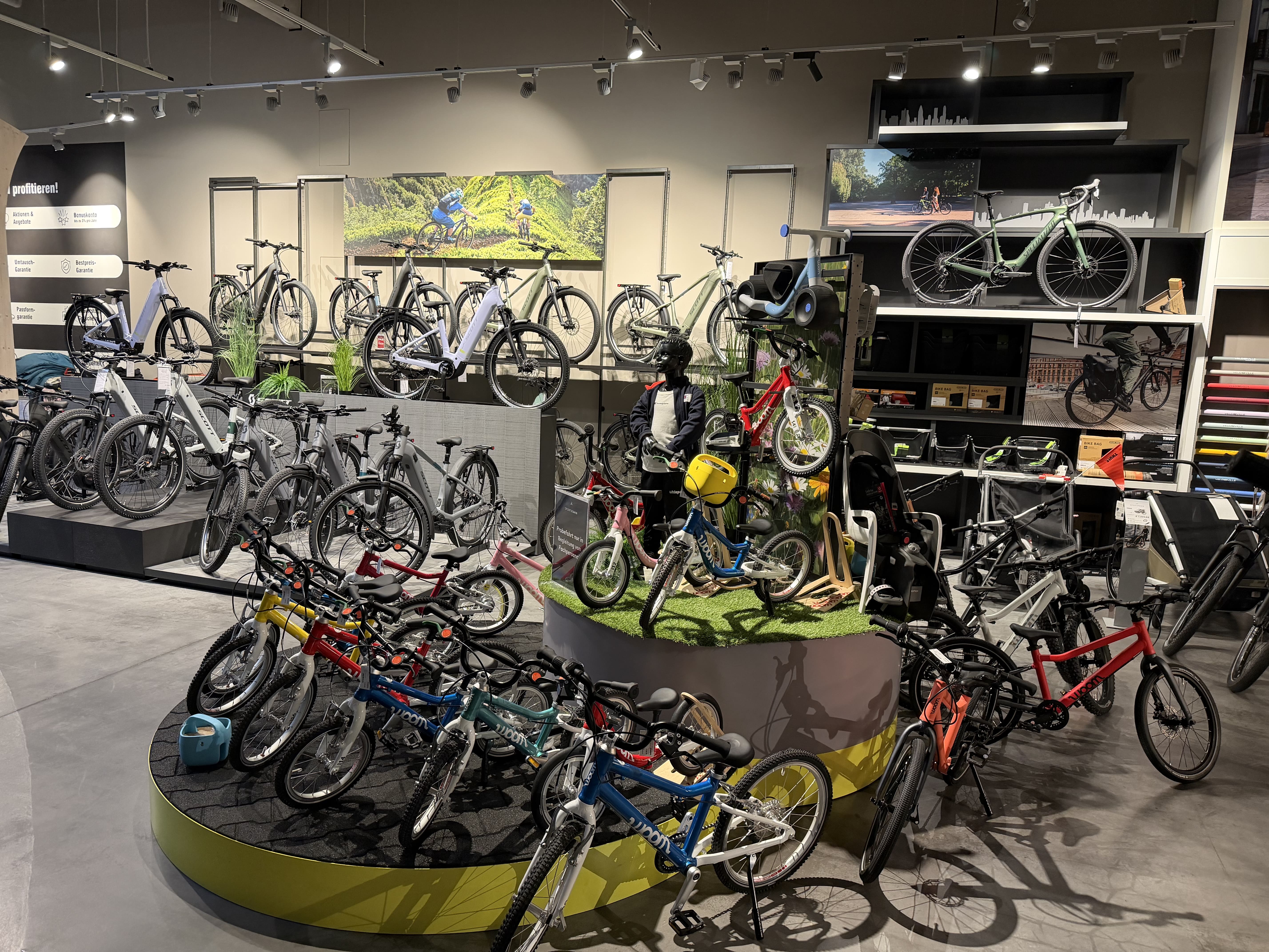 Bunte woom Kinderfahrräder im Vordergrund Ebikes und Trekkingräder im Hintergrund