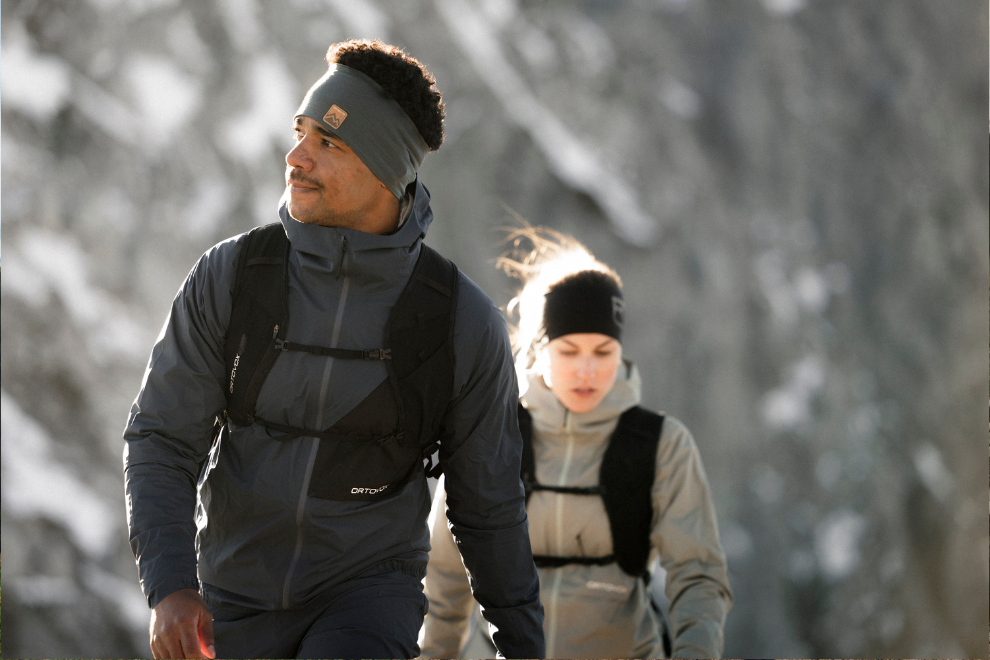 1 Mann und 1 Frau wandern mit ORTOVOX-Ausrüstung.