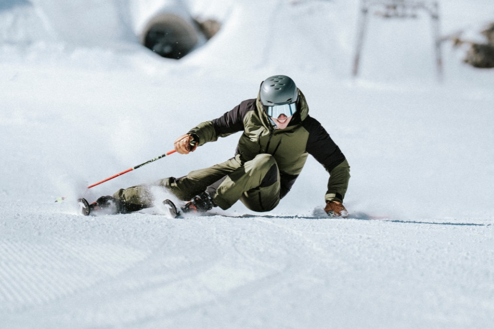 Ski-Fahrer fährt Piste hinab.