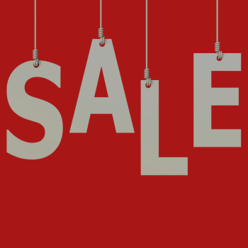 Die Buchstaben von SALE hängen von oben herab an Schnüren. Der Hintergrund ist rot.