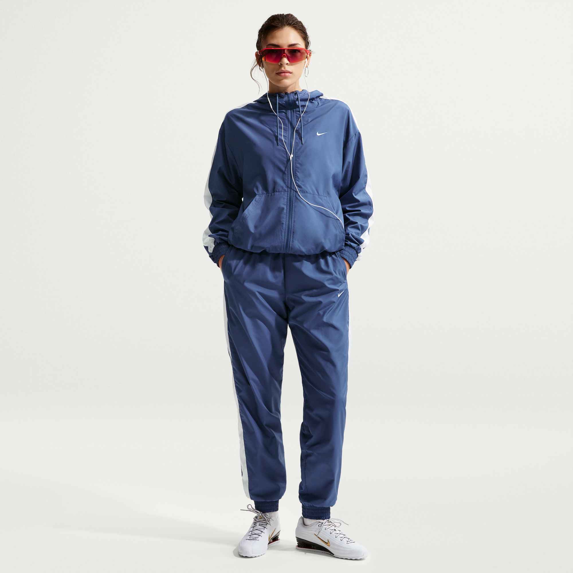 NIKE W NSW ESSNTL UV WVN JKT HD Trainingsjacken NIKE NAVY/BLUE/ORANGE XS